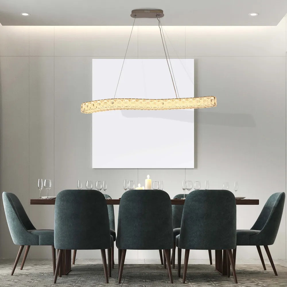 Elegante candelabro de cristal iluminando un comedor moderno con decoración minimalista, realzando el ambiente sofisticado.159-18348