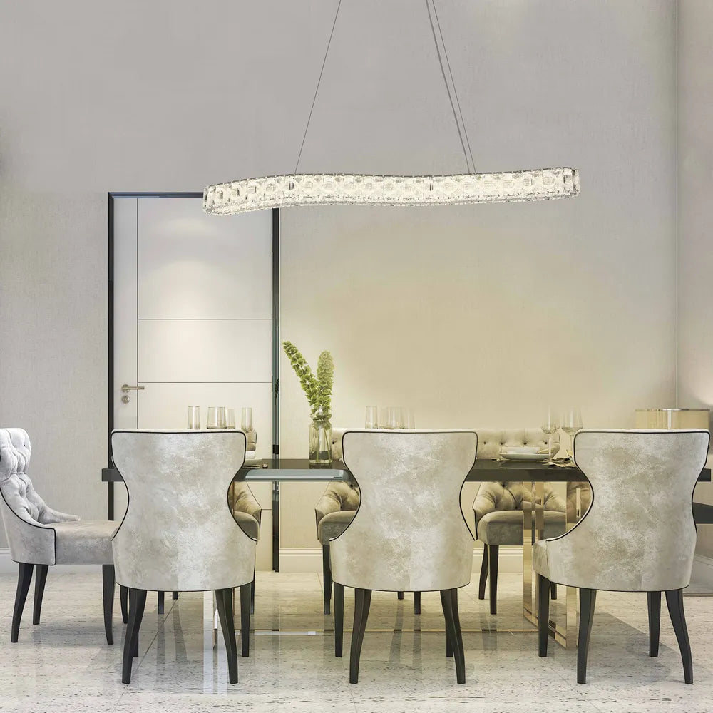 Lujoso candelabro de cristal ilumina un comedor moderno, realzando el espacio con lujo y sofisticación en iluminación ambiental.159-18348