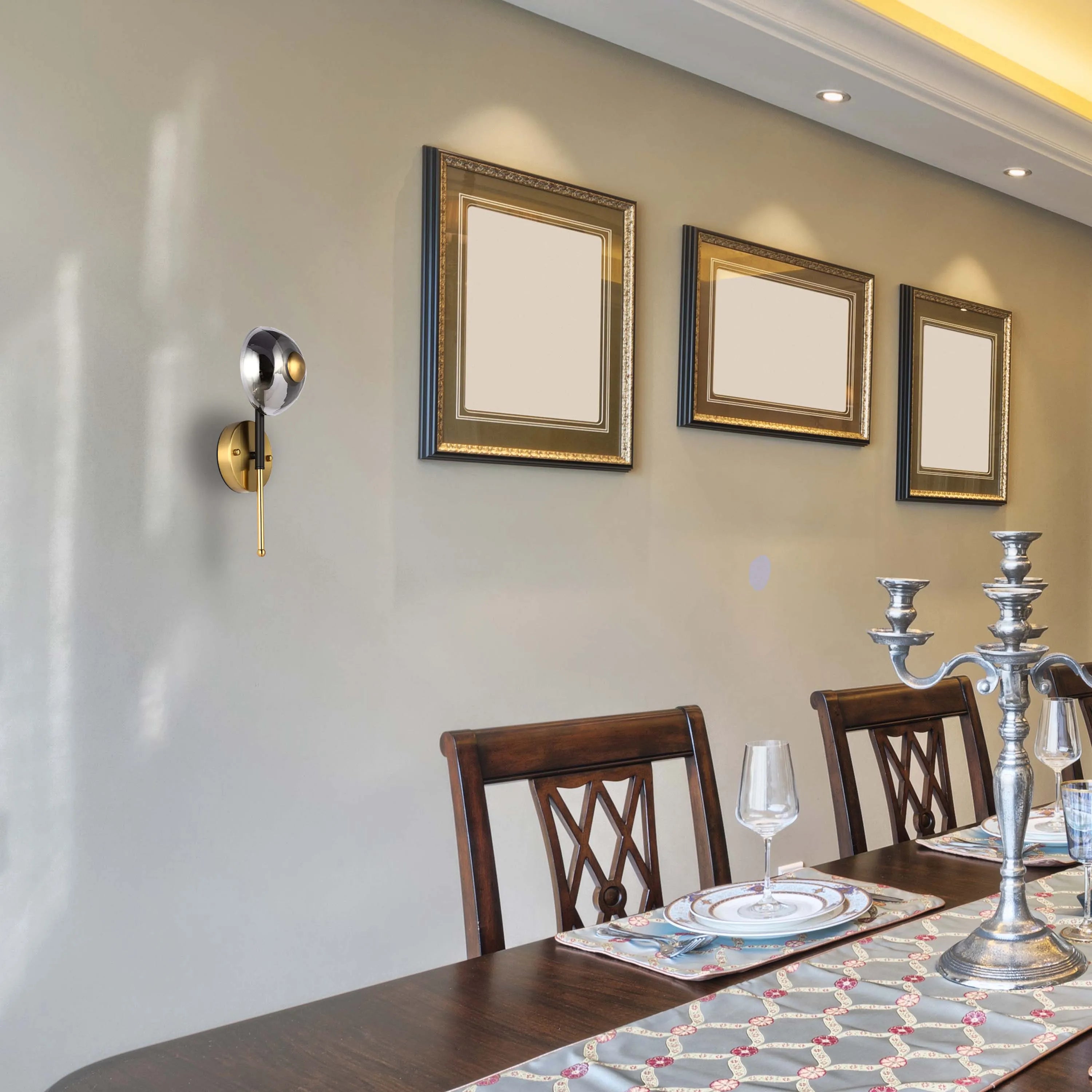 Lámpara de pared con vidrio ahumado y acabado en dorado