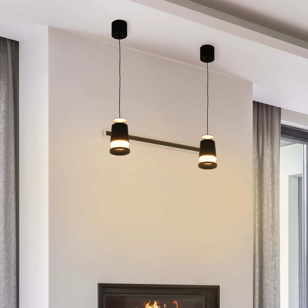 Moderno colgante negro de luz descendente iluminando una cocina elegante con luz blanca cálida, realzando la decoración contemporánea y creando un ambiente acogedor.150-19082