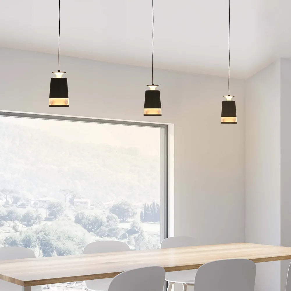Colgante negro elegante tipo downlight iluminando una cocina moderna con una atmósfera de luz blanca cálida, realzando la decoración elegante y la estética contemporánea.150-19082