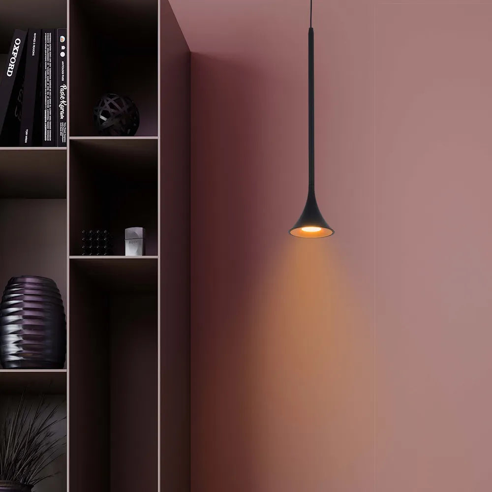 Lámpara colgante LED blancura cálida en forma de trompeta en una cocina moderna con acentos dorados, añadiendo elegancia e iluminación a la decoración.150-19070