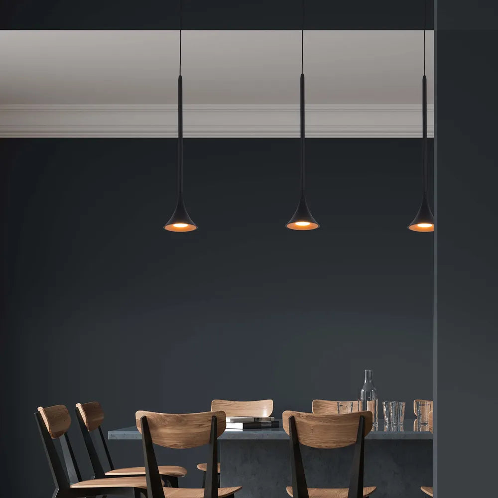 Colgante de luz descendente LED en forma de trompeta, elegante en blanco cálido, perfecto para comedores modernos con acentos dorados y decoración contemporánea. 150-19070