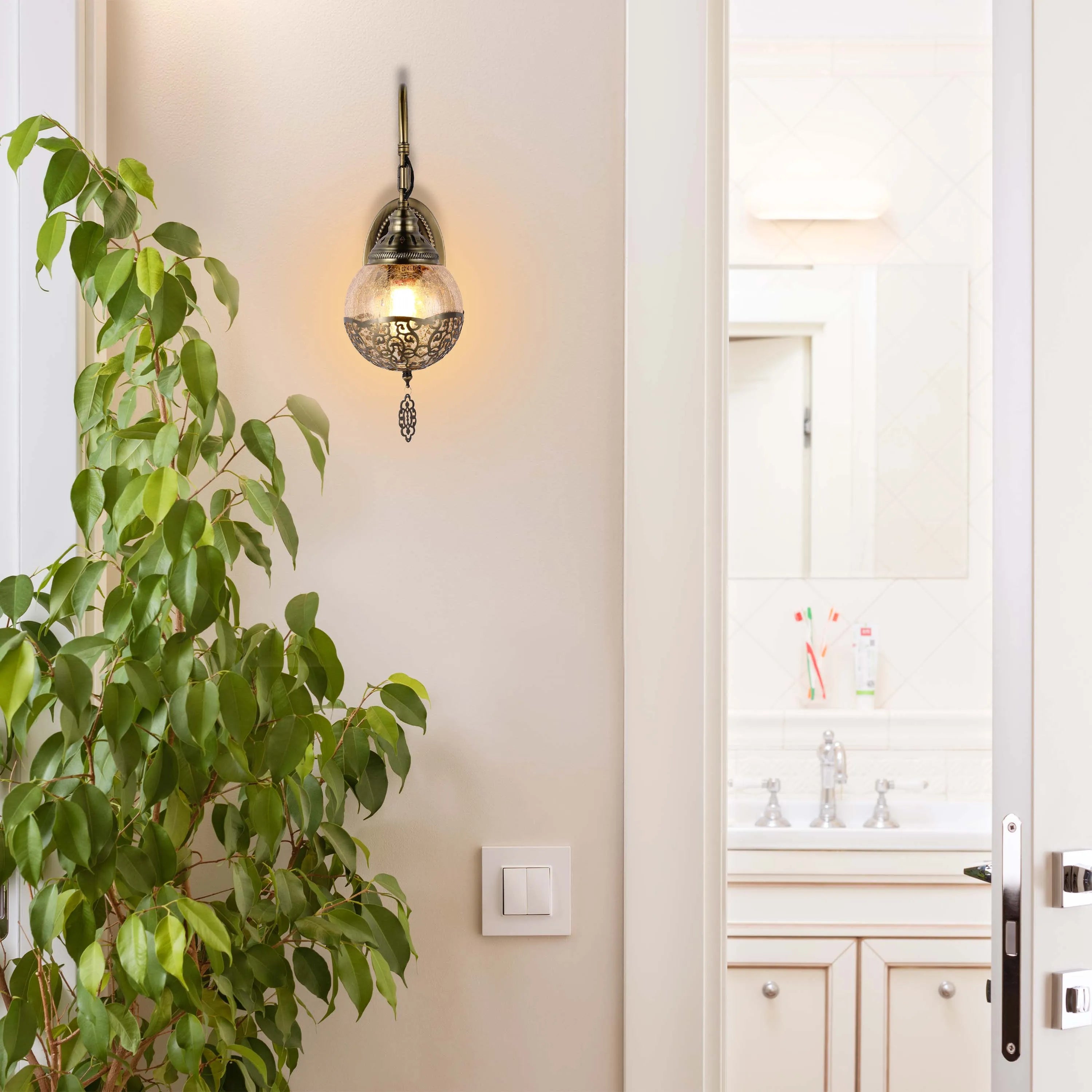 Lámpara de pared de vidrio antiguo con metal decorativo
