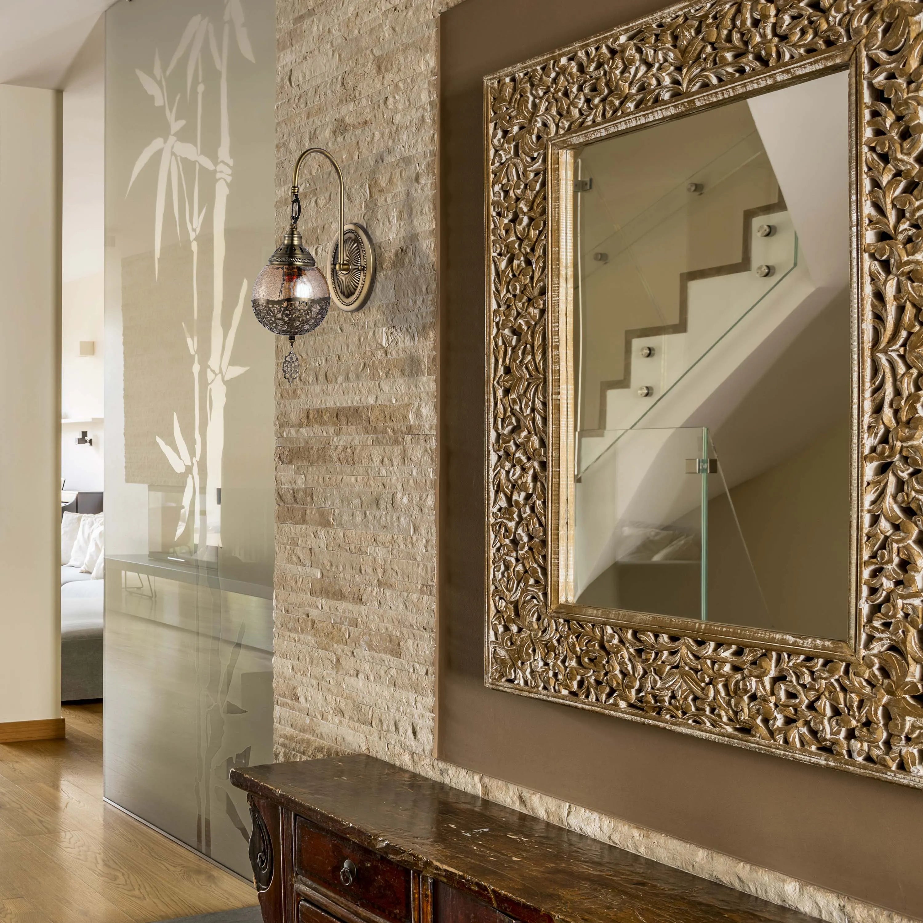 Lámpara de pared de vidrio antiguo con metal decorativo