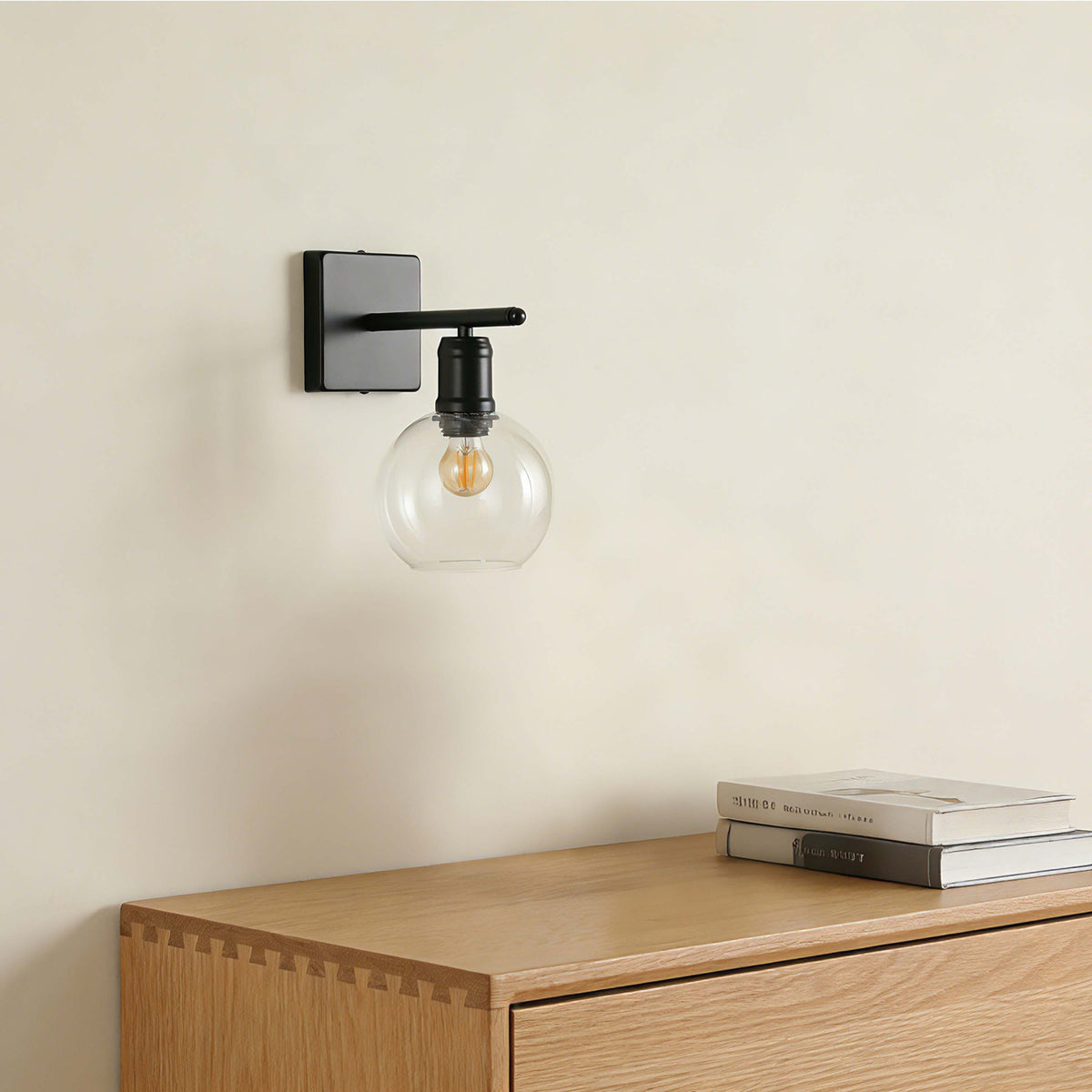 Aplique moderno de pared negro con globo de vidrio transparente, una luz E27