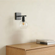 Aplique moderno de pared negro con globo de vidrio transparente, una luz E27