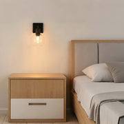 Aplique moderno de pared negro con globo de vidrio transparente, una luz E27