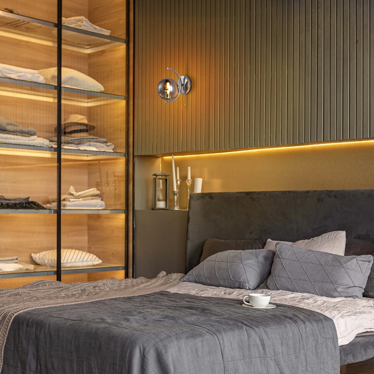 Aplique de Pared Moderno con Globo de Vidrio, Cuerpo Metálico Dorado y Cromado en Forma de Media Luna, Portalámparas E27