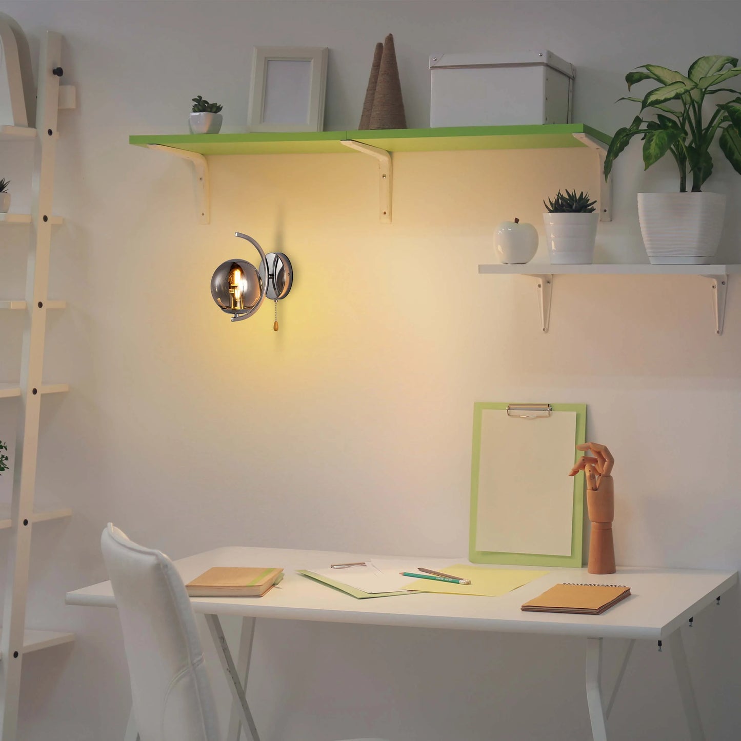 Aplique de Pared Moderno con Globo de Vidrio, Cuerpo Metálico Dorado y Cromado en Forma de Media Luna, Portalámparas E27