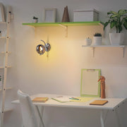 Aplique de Pared Moderno con Globo de Vidrio, Cuerpo Metálico Dorado y Cromado en Forma de Media Luna, Portalámparas E27