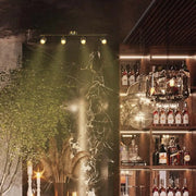 La barra de focos GU10 de latón antiguo mejora una sala de estar moderna, añadiendo una iluminación elegante a una decoración chic y contemporánea.172-030624