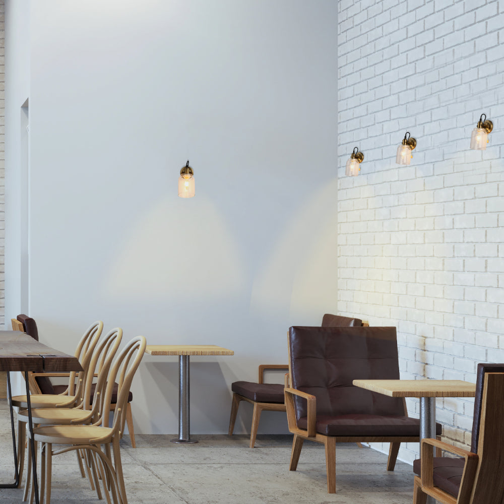 Lámpara de pared de vidrio ámbar en forma de cono, perfecta para espacios modernos y acogedores, con interruptor de tirón.