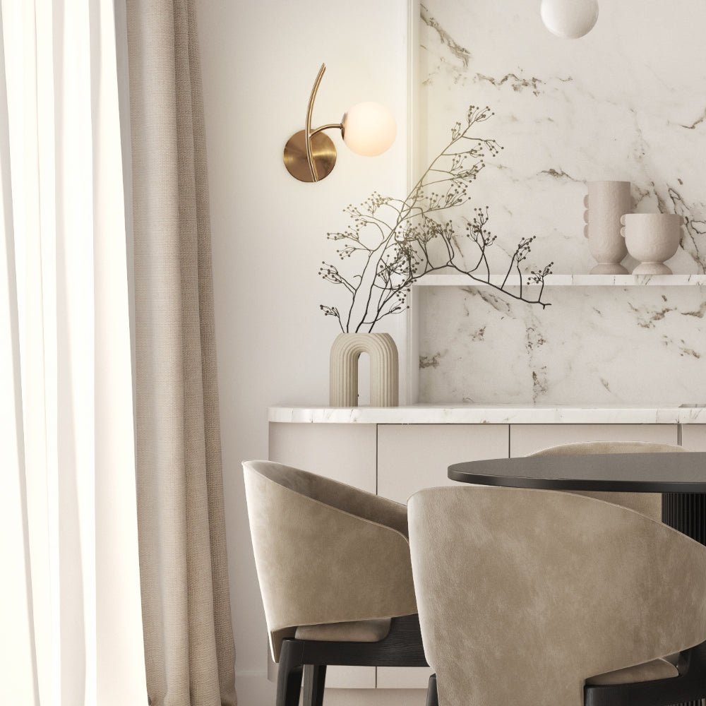 Aplique de pared de metal dorado con globo de vidrio opalino, ideal para espacios contemporáneos y decoraciones modernas.