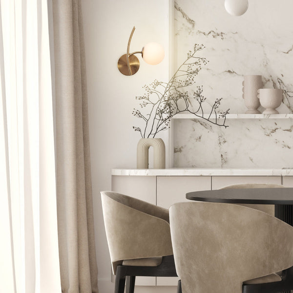 Aplique de pared de metal dorado con globo de vidrio opalino, ideal para espacios contemporáneos y decoraciones modernas.