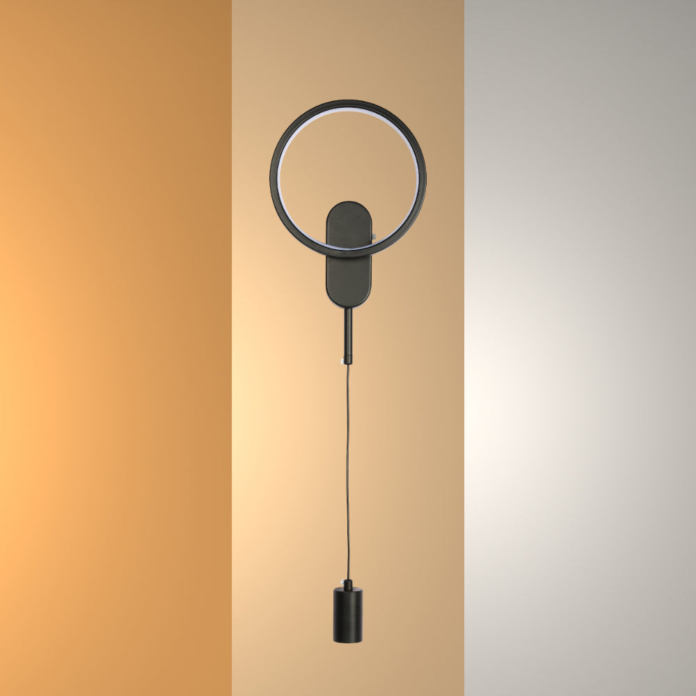 Aplique de pared con doble luz, ideal para salas modernas; aporta elegancia y funcionalidad en la decoración contemporánea.