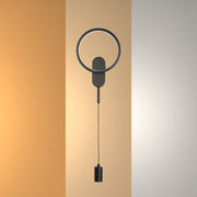 Aplique de pared con doble luz, ideal para salas modernas; aporta elegancia y funcionalidad en la decoración contemporánea.