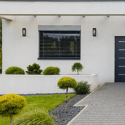 Aplique de pared de vidrio y aluminio, perfecto para espacios interiores y exteriores con estilo moderno y elegante.
