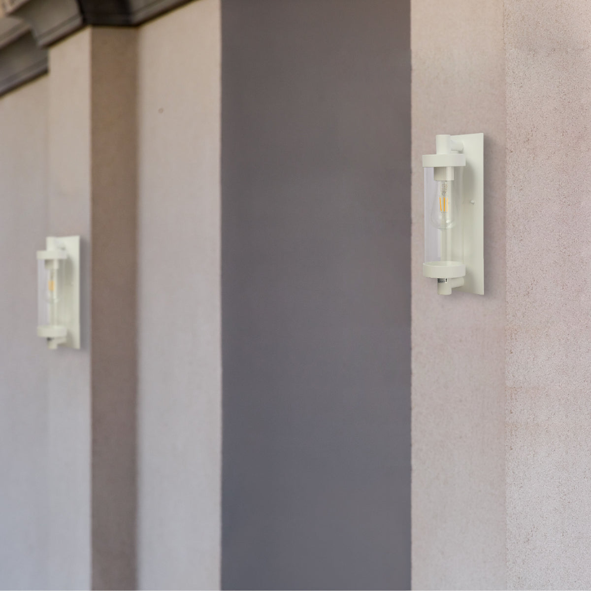 Lámpara de pared de vidrio y aluminio en un jardín moderno, ideal para exteriores e interiores con estilo elegante y atemporal.