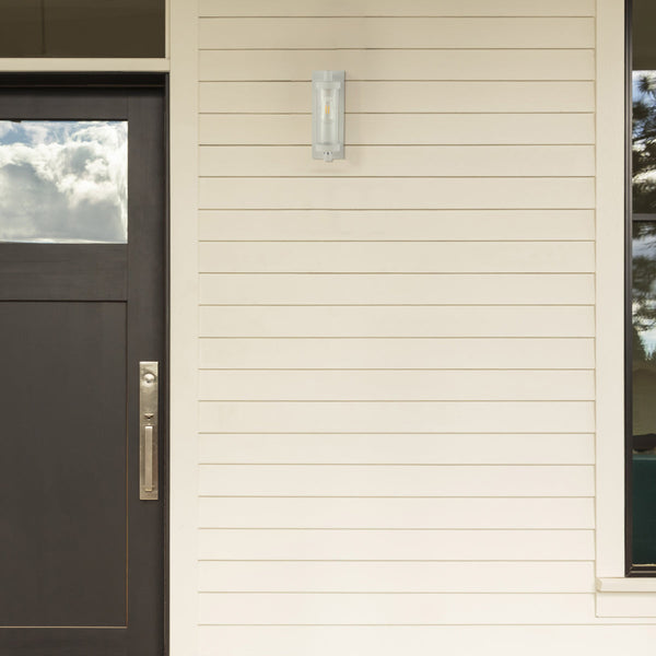 Aplique de pared elegante con vidrio duradero y estructura de aluminio, ideal para exteriores o interiores con estilo contemporáneo.