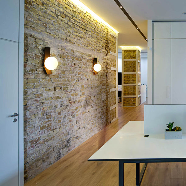 Aplique de pared ajustable en forma de globo, ideal para salas modernas con estilo contemporáneo y excelente iluminación ambiental.