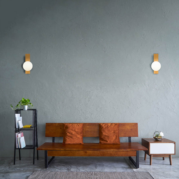 Sconce de pared ajustable en forma de globo, ideal para espacios modernos como salones y oficinas.