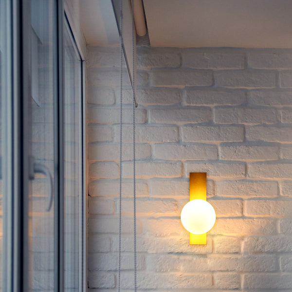 Aplique de pared contemporáneo con diseño de globo ajustable, ideal para salas modernas y espacios minimalistas.