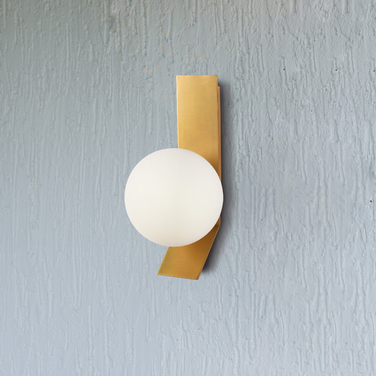 Aplique de pared ajustable con diseño contemporáneo, ideal para espacios modernos y elegantes, como salones o entradas.