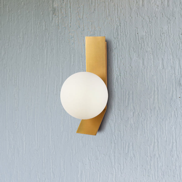 Aplique de pared ajustable con diseño contemporáneo, ideal para espacios modernos y elegantes, como salones o entradas.