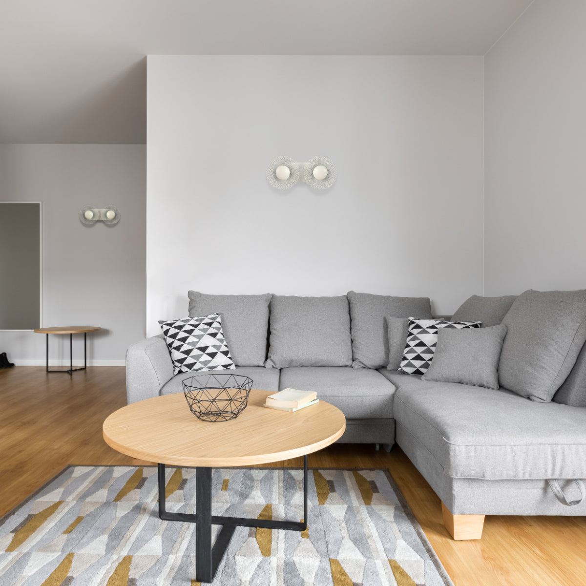 Aplique de pared estilo industrial, ideal para espacios contemporáneos, aportando iluminación y un toque chic a la decoración.