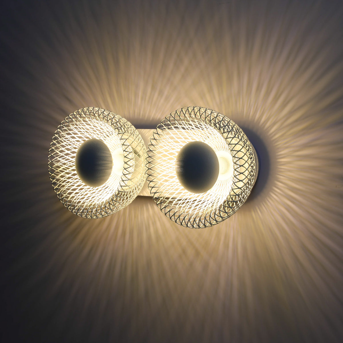 Aplique de pared en estilo industrial, ideal para espacios modernos, iluminando una sala de estar con un toque chic y contemporáneo.