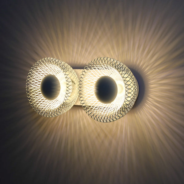 Aplique de pared en estilo industrial, ideal para espacios modernos, iluminando una sala de estar con un toque chic y contemporáneo.