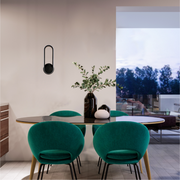 Aplique LED de pared en forma elíptica, ideal para oficinas modernas o salas contemporáneas, con luz blanca fría que resalta el diseño.