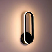 Aplique de pared LED de forma elíptica, ideal para espacios modernos con iluminación fría, perfecto para salas de estar y oficinas.