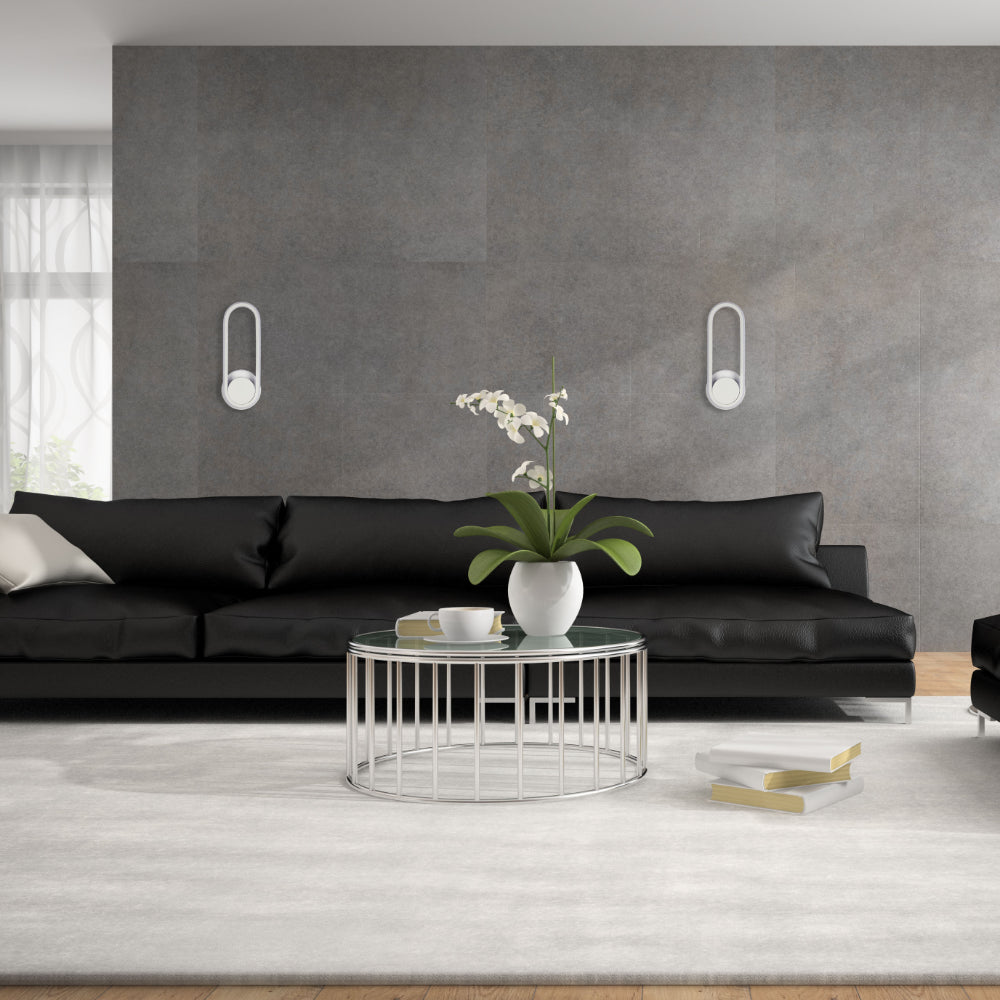 Aplique de pared LED en forma elíptica negra, ideal para iluminación ambiental en salas de estar con estilo contemporáneo.
