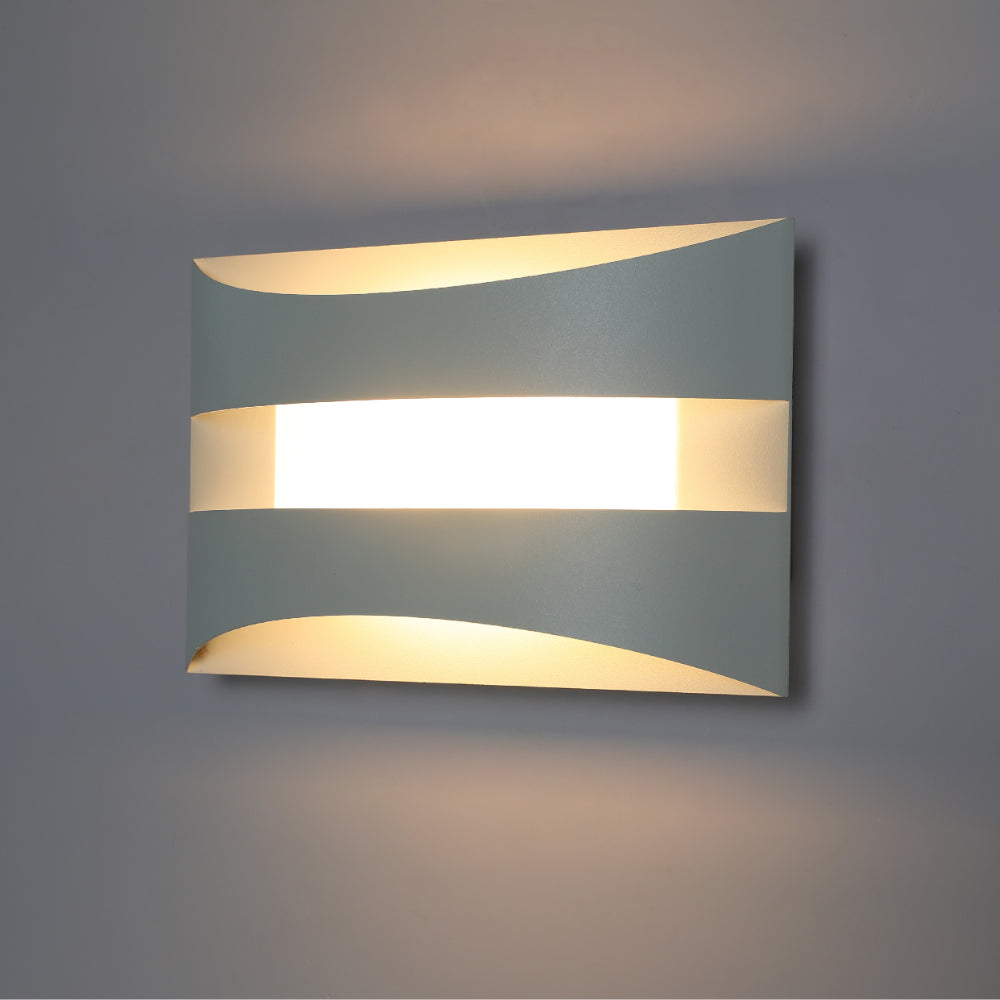 Aplique de pared LED de doble arco contemporáneo, ideal para salas de estar con decoración moderna y minimalista.