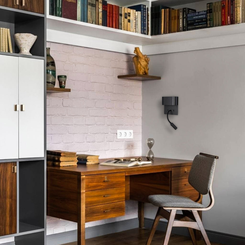 Aplique de pared LED con cuello de cisne ajustable, ideal para lectura en dormitorios con estilo contemporáneo.