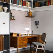 Aplique de pared LED con cuello de cisne ajustable, ideal para lectura en dormitorios con estilo contemporáneo.