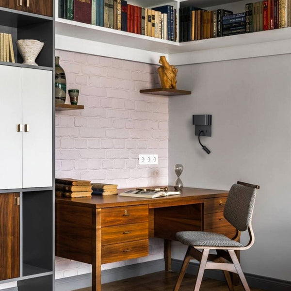 Aplique de pared LED con cuello de cisne ajustable, ideal para lectura en dormitorios con estilo contemporáneo.