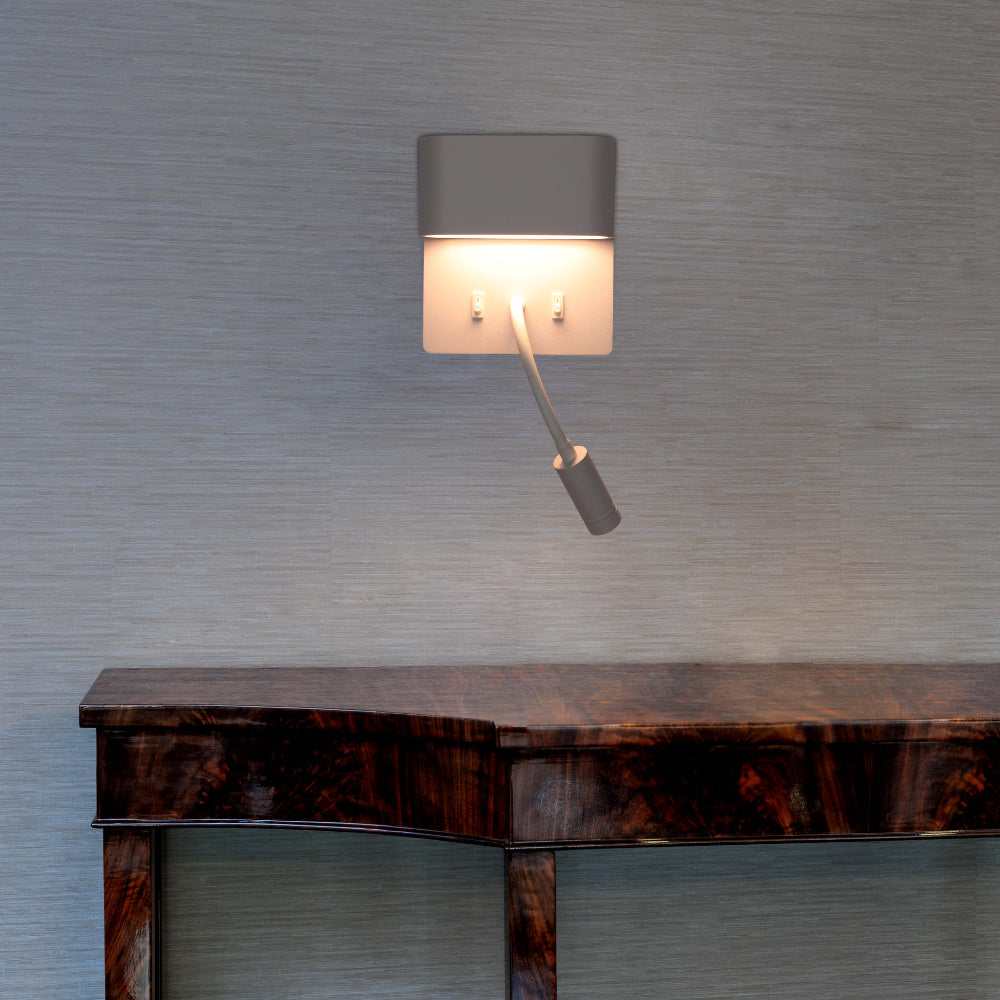 Aplique de pared LED de doble fuente con lámpara de lectura de cuello de ganso, ideal para dormitorios modernos y funcionales.