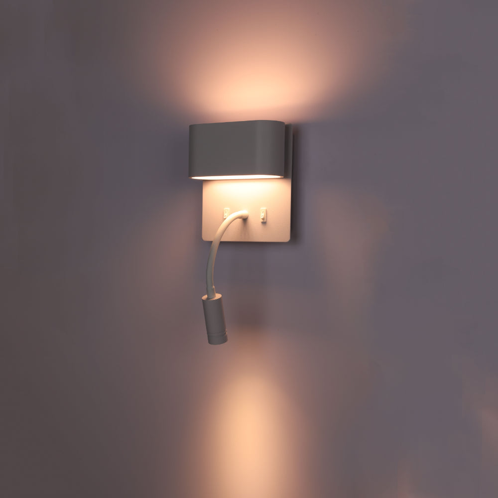 Lámpara de pared LED de doble fuente con brazo flexible, perfecta para lectura junto a la cama en decoraciones modernas.