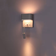 Lámpara de pared LED de doble fuente con brazo flexible, perfecta para lectura junto a la cama en decoraciones modernas.