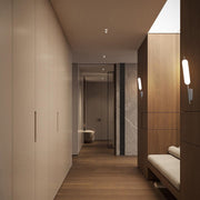 Aplique de pared moderno en forma de espada, ideal para salas contemporáneas, con luz LED cálida de 3000K y 12W.