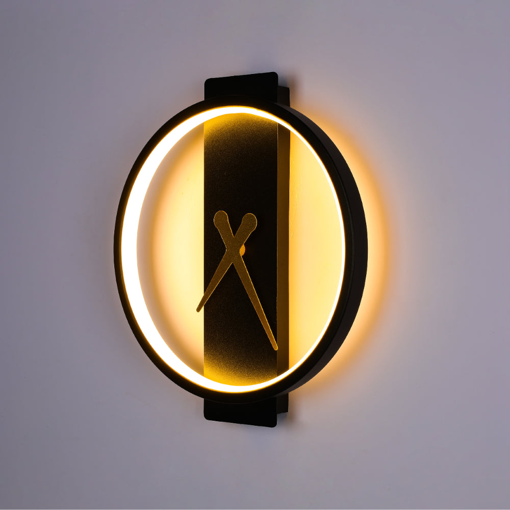 Aplique de pared LED en forma de reloj de sol, ideal para exteriores modernos y decoraciones contemporáneas en patios o entradas.