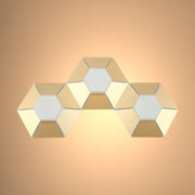 Apliques de pared en forma de panal de oro y opal, ideales para espacios contemporáneos con estilo moderno.