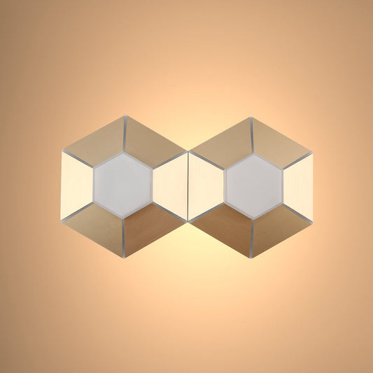 Luz de pared contemporánea con diseño de panal en oro y opal, perfecta para salones modernos y espacios elegantes.