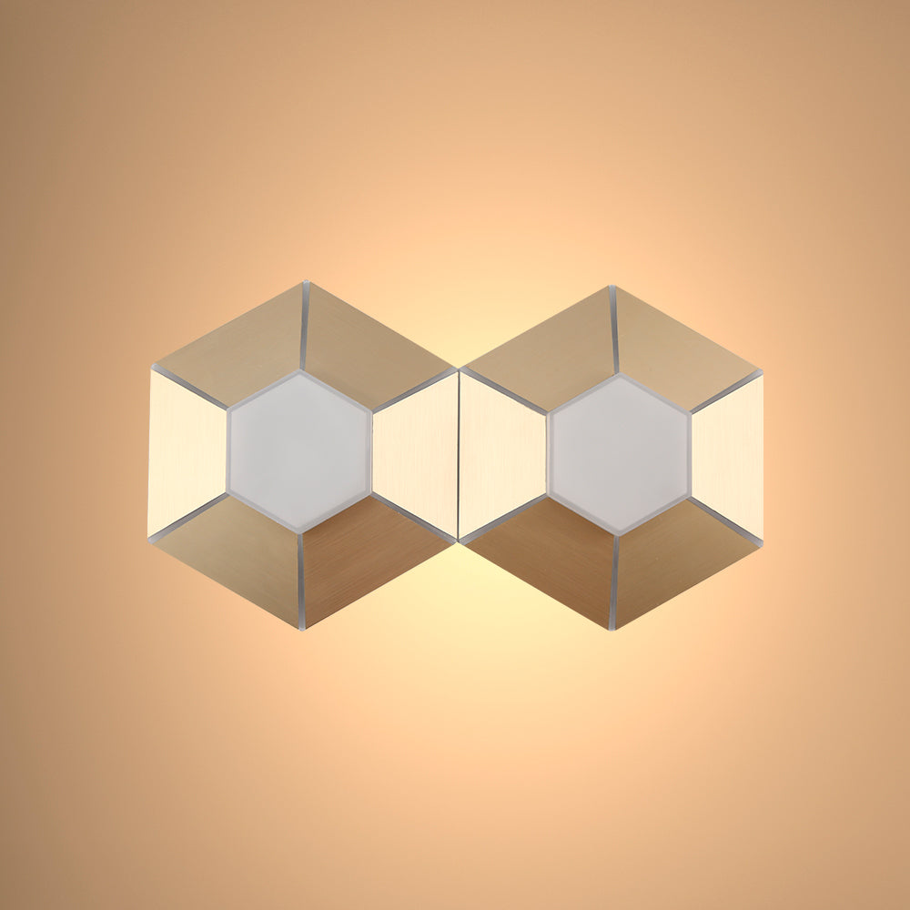 Luz de pared contemporánea con diseño de panal en oro y opal, perfecta para salones modernos y espacios elegantes.