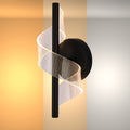 Aplique de pared moderno en espiral con acabado cromado, perfecto para salas contemporáneas y decoración elegante.