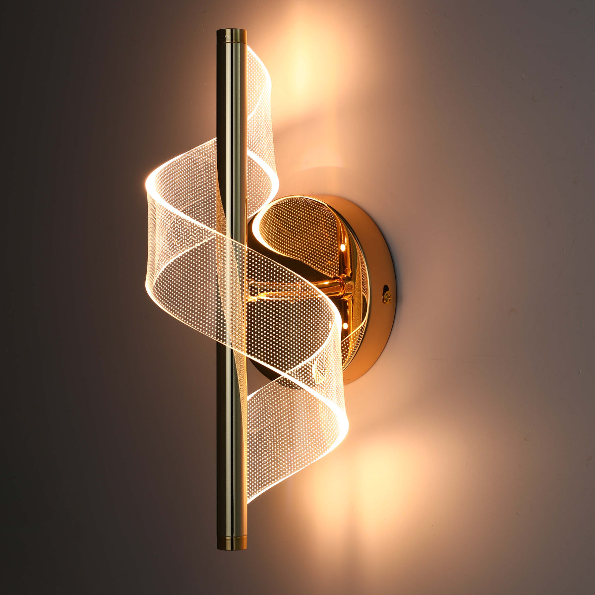 Aplique de pared LED en espiral, acabado en cromo, ideal para salas modernas con iluminación regulable.