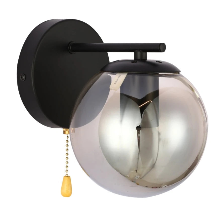 Luz de pared moderna con cuerpo de metal cromado y globos de vidrio ahumado, ideal para decorar espacios contemporáneos.